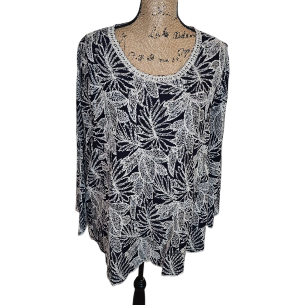 Solitaire Elegant Blue and White Embroidered Leaf‎ Pattern Top Plus Size 2X New